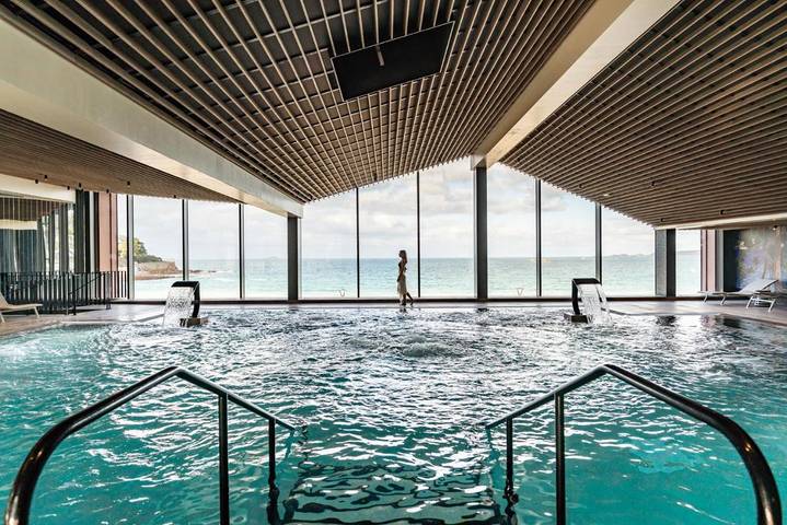 Hôtel pour 2 personnes, avec jacuzzi et piscine ainsi que sauna et balcon