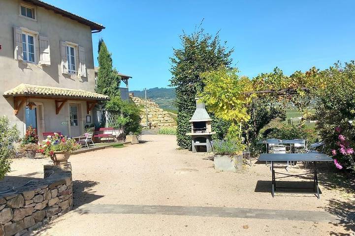 Location de vacances pour 12 personnes, avec jardin à Quincié-en-Beaujolais