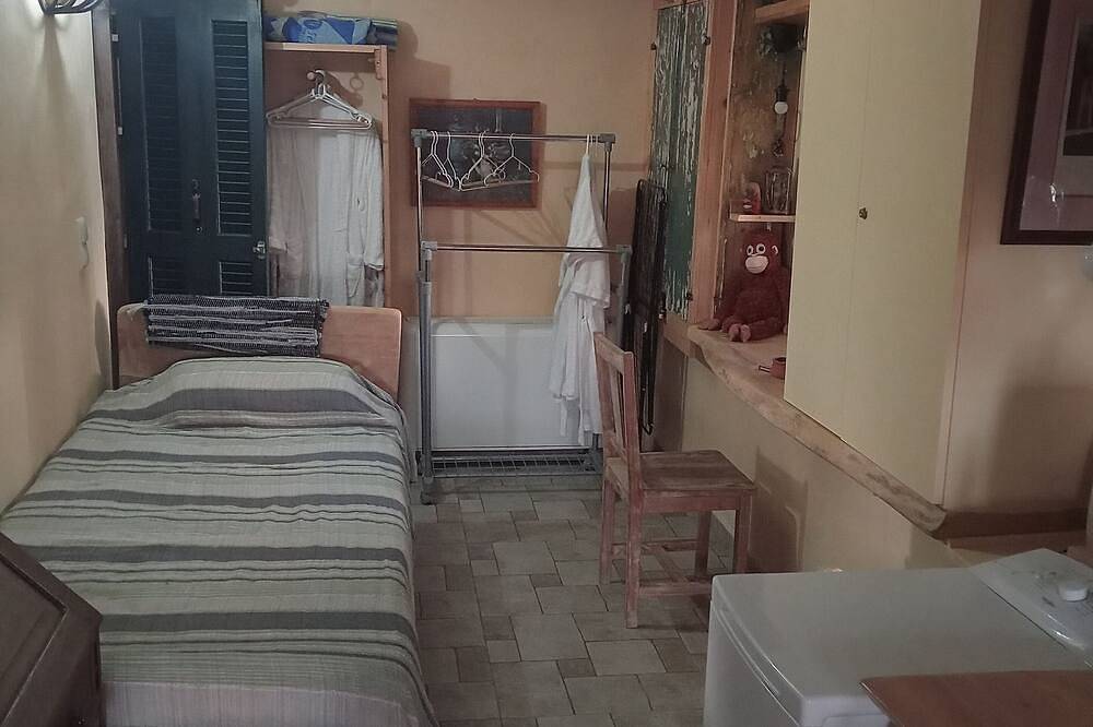 Goatshed, a Romantic Cottage .Sleeps 3.( 2 Ideal )Walk to  long sandy beach. in Messenien