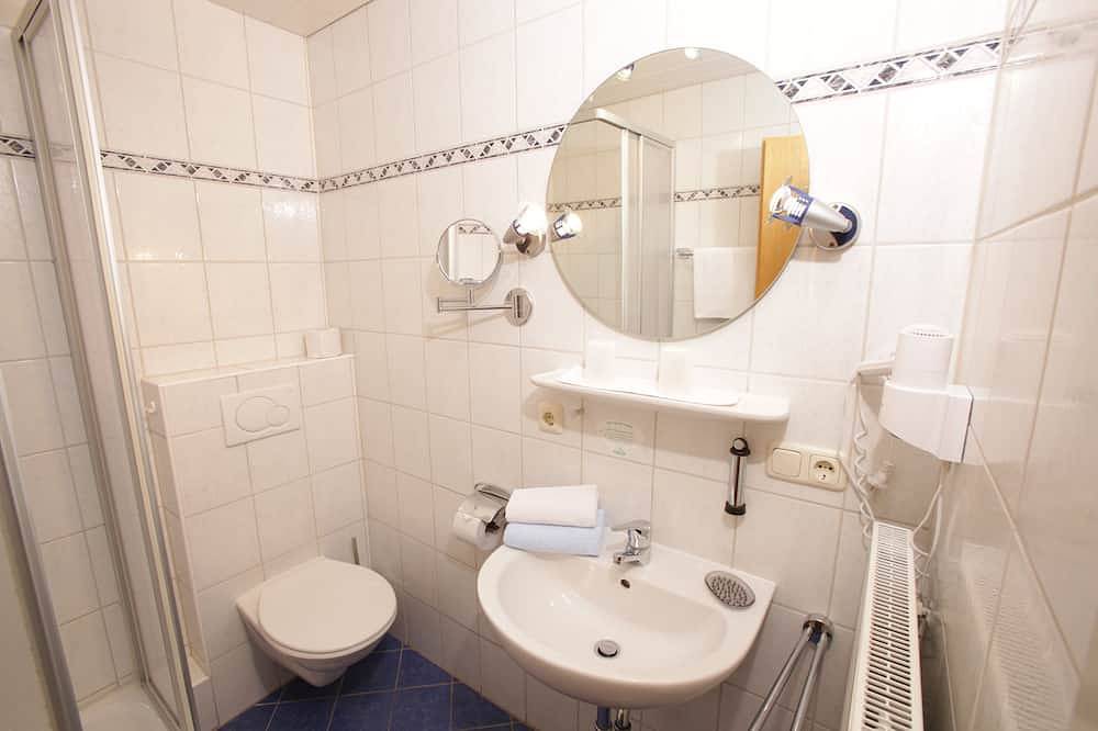Ganze Wohnung, Ferienwohnung Nr. 2 bis 4 Personen, 42 qm, im 2 Og. mit 1 Wohnschalfzimmer, Kinderzimmer, Balkon in Kirchanschöring, Rupertiwinkel