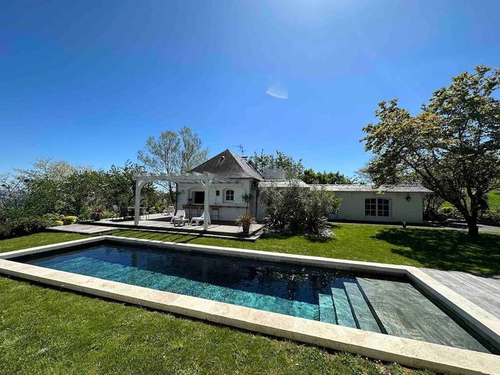 Location de vacances pour 3 personnes, avec Terrasse et Jardin ainsi que Piscine et Vue à Laroin