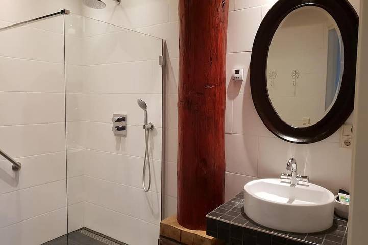 Have a unique experience in the Boerderijkamer with private outdoor hot tub , breathtaking views and comfortable amenities. Enjoy a carefree stay with fresh rolls and delicious coffee every day and explore the surrounding area, the beach, Callantsoog in Mar del Norte Holanda