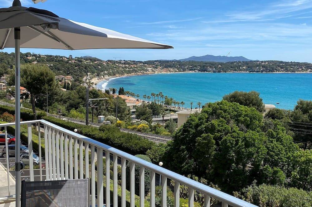 Entire apartment, T2 Bandol panoramic sea view - private parking - 2 people maximum in Bandol, Mediterranean Coast (France)