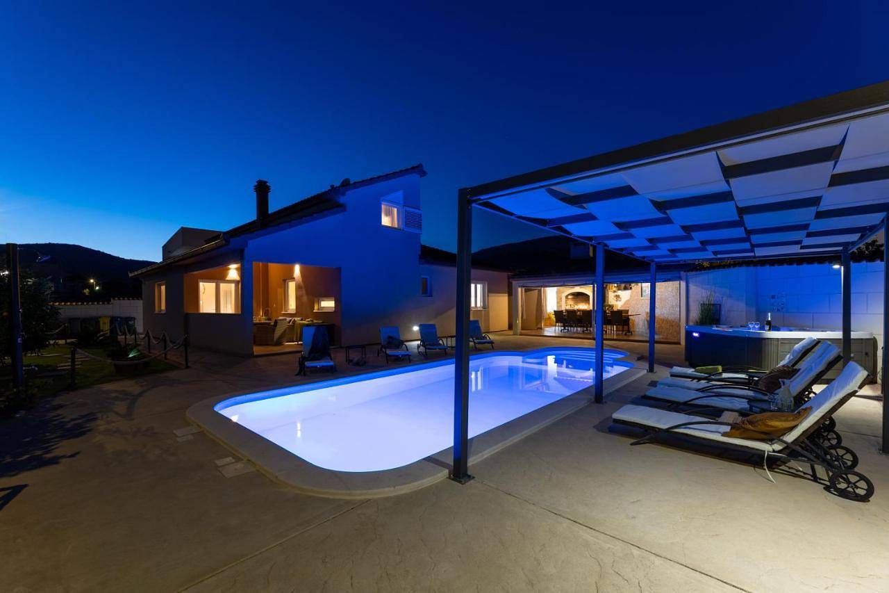 Beautiful Holiday Home "Villa Luka" in Plano (Kroatische Adria), Kaštela