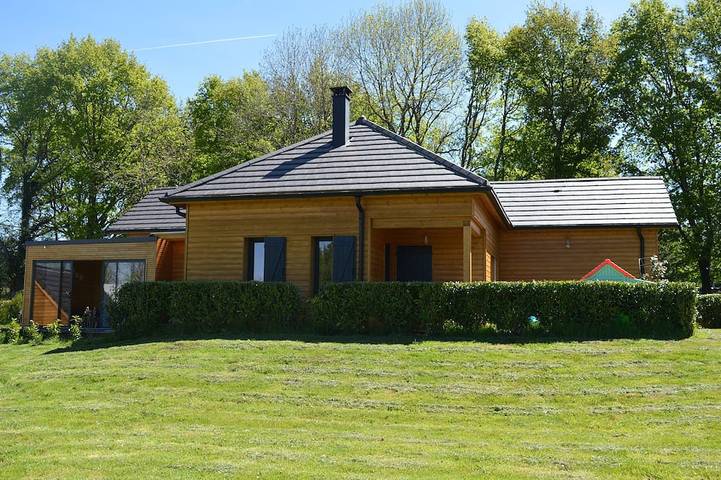 Chalet pour 9 personnes, avec Jacuzzi ainsi que Terrasse et Jardin dans le Cantal