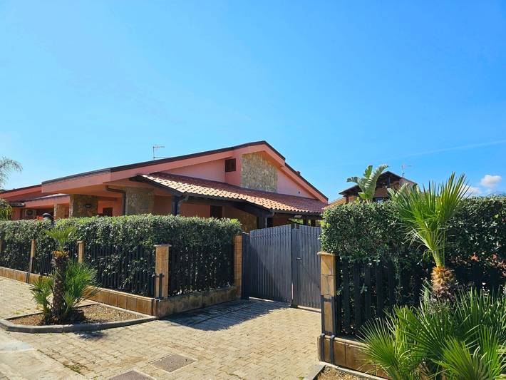 Location de vacances pour 8 personnes, avec Balcon ainsi que Terrasse et Jardin à Campofelice di Roccella