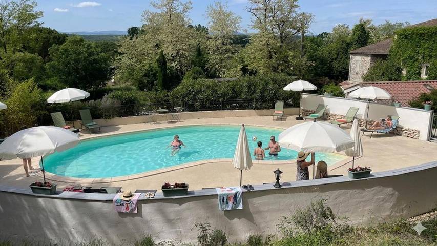 Chambre d’hôte pour 4 personnes, avec piscine ainsi que jardin et vue