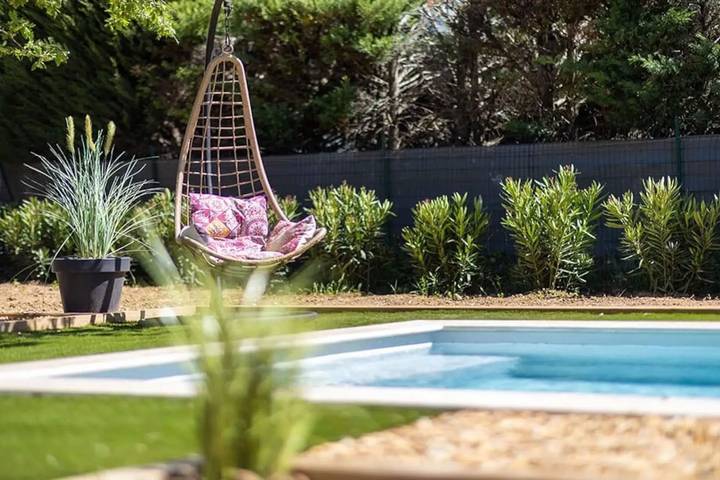 Location de vacances pour 6 personnes, avec terrasse ainsi que jardin et piscine à Saignon - 2