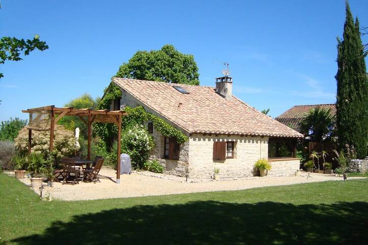Gîte pour 4 personnes, avec Terrasse ainsi que Jardin et Piscine à Valroufié
