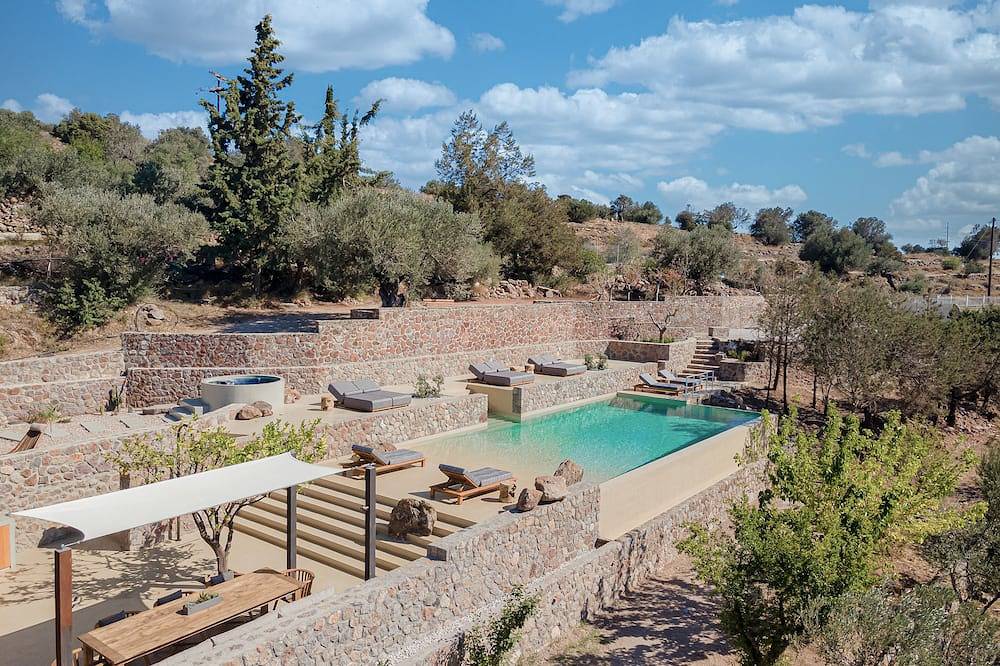 Villa for 14 People in Perdika, Aegina