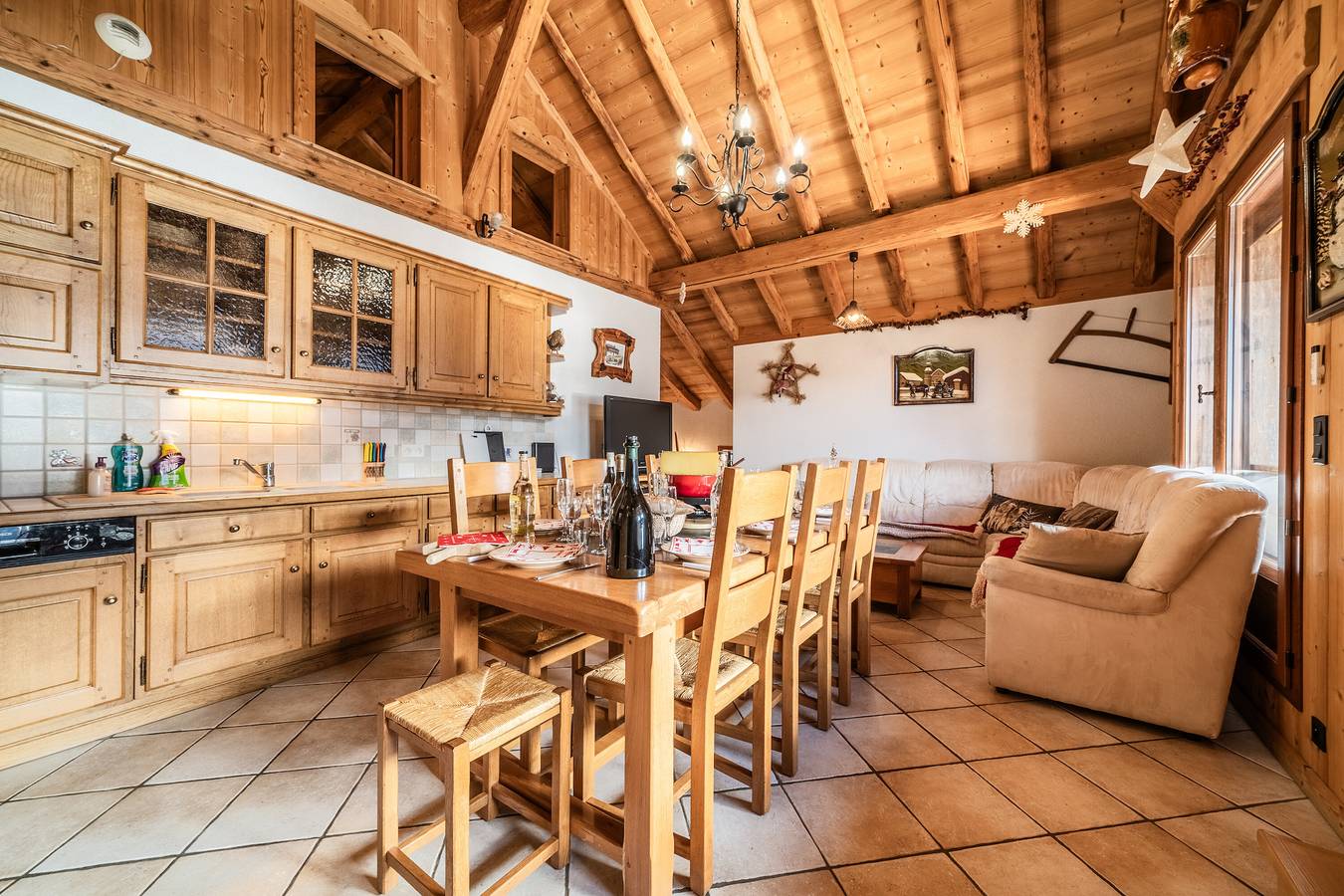 Appartement entier, La Ferme de Sous-Lachat - L'Etoile Des Neiges, avec vue sur les montagnes, terrasse privée et Wi-Fi in Samoëns, Région de Bonneville