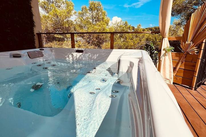 Cabane en bois pour 2 personnes, avec jacuzzi et terrasse