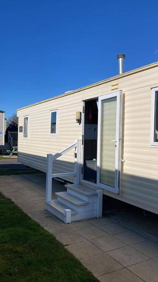 Glamping for 6 people, with garden and pool, child-friendly in Blackpool