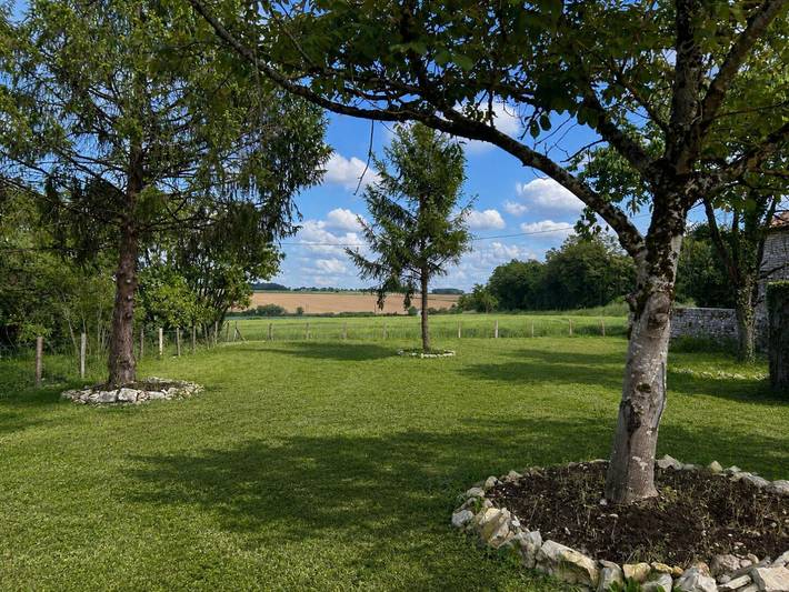 Location de vacances pour 6 personnes, avec Terrasse et Jardin ainsi que Piscine et Vue en Charente - 4
