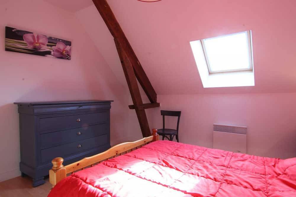 Großzügiges Ferienhaus in ruhigem Dorf, 9 Pers., nah an Utah Beach, Wlan, Terrasse, Haustiere erlaubt in Amfreville (Normandie), Côte de la Déroute