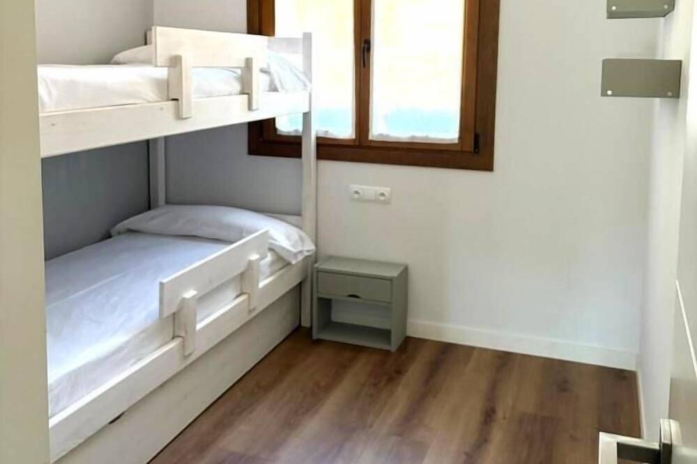 Entire apartment, Ground Ffloor 2 rooms 5 Pax, Pool, Private Garden & Fireplace in Estavar, Prades region