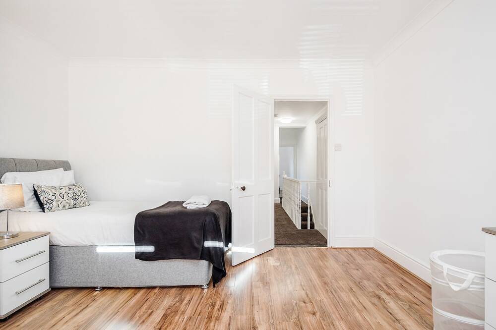 4 bedroom House, Free Parking, Contractor's Haven in Chelmsford, Essex
