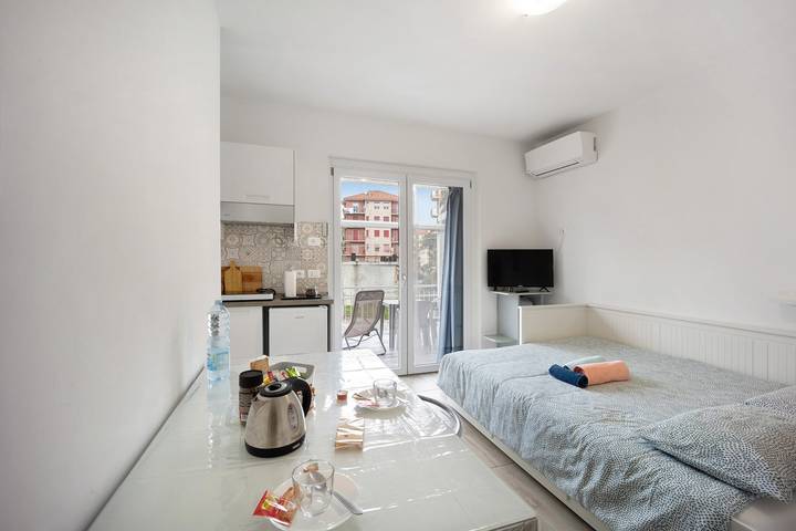Appartamento intero, Casa Vacanze 'Il Gattino Di Porto Appartamento 4' con piscina condivisa, Wi-Fi e aria condizionata in Porto Maurizio, Imperia