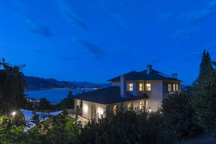 Villa per 10 persone, con Idromassaggio e Terrazza nonché Giardino e Piscina a Comune di Baveno