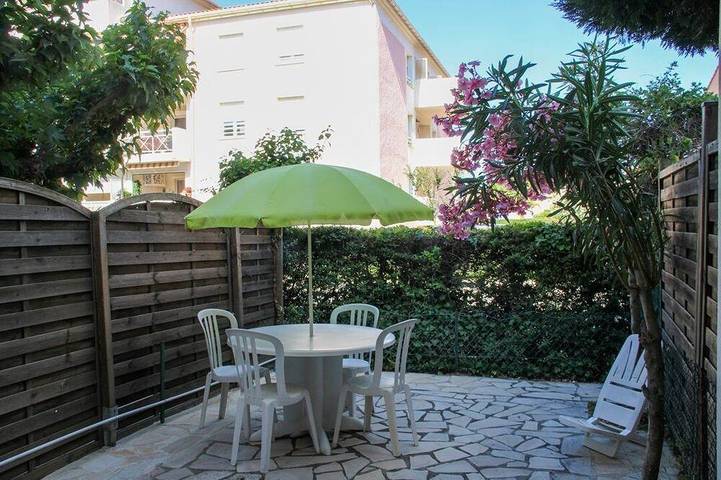 Gîte pour 4 personnes, avec piscine et jardin, animaux acceptés dans Golf Grand Jardin