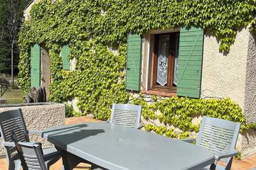 Gîte pour 6 personnes, avec jardin et terrasse à Cruis