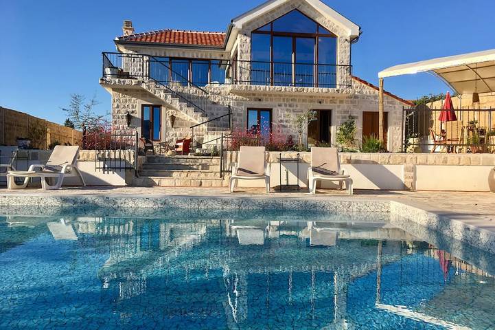 Villa voor 6 personen, met terras en tuin in Montenegro