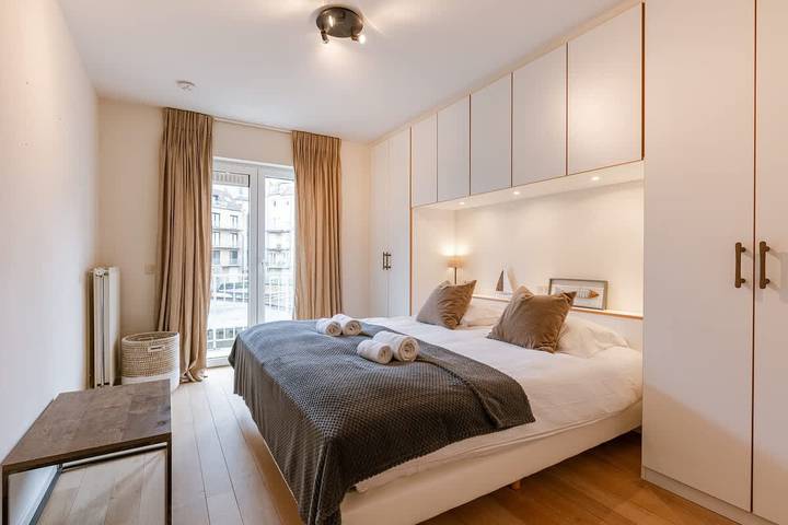 Ganze Wohnung, Beach-access apt w/ terrace & city skyline views in Knokke, Knokke-Heist