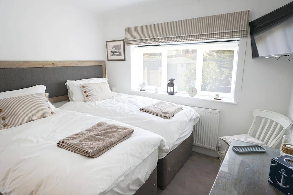 J House-Sleeps 12-4 Bath-Roof Terrace-Cowes Centre in Cowes, Isle of Wight