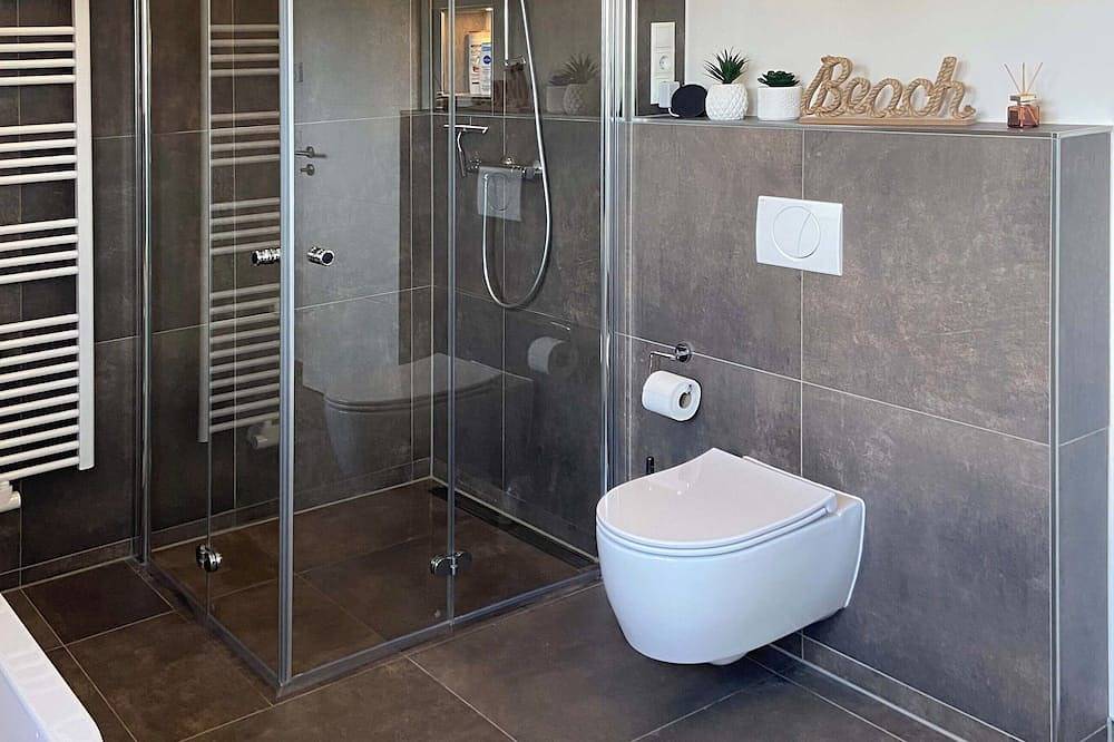 8P Ferienhaus ,,Seegelblick\" in erster Seereihe mit Sauna, Kamin & Wallbox in Pouch, Muldestausee