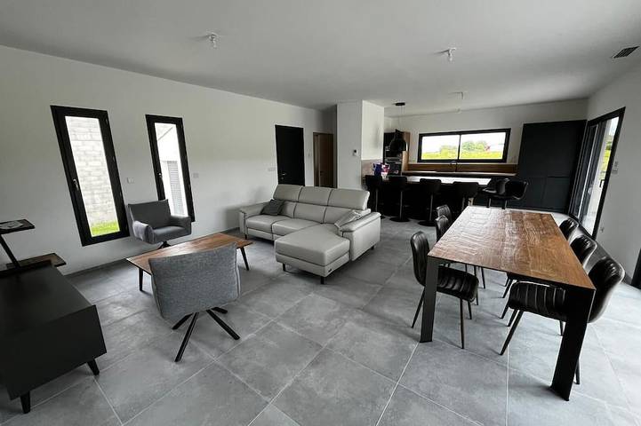 Location de vacances pour 8 personnes, avec terrasse et jardin à Saint-Victor-la-Coste