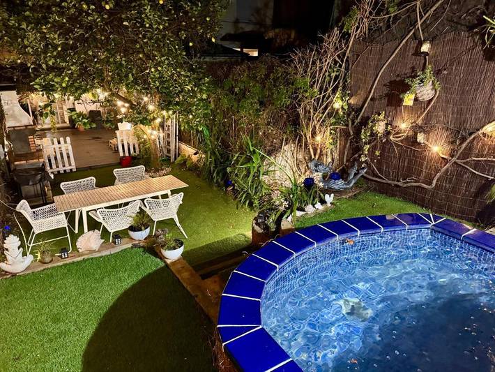 Apartamento para 9 personas, con vistas además de jardín y piscina en El Masnou