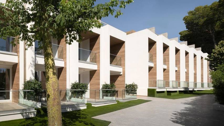 Appart’hôtel pour 4 personnes, avec Terrasse et Jardin ainsi que Piscine et Vue à Cabanes