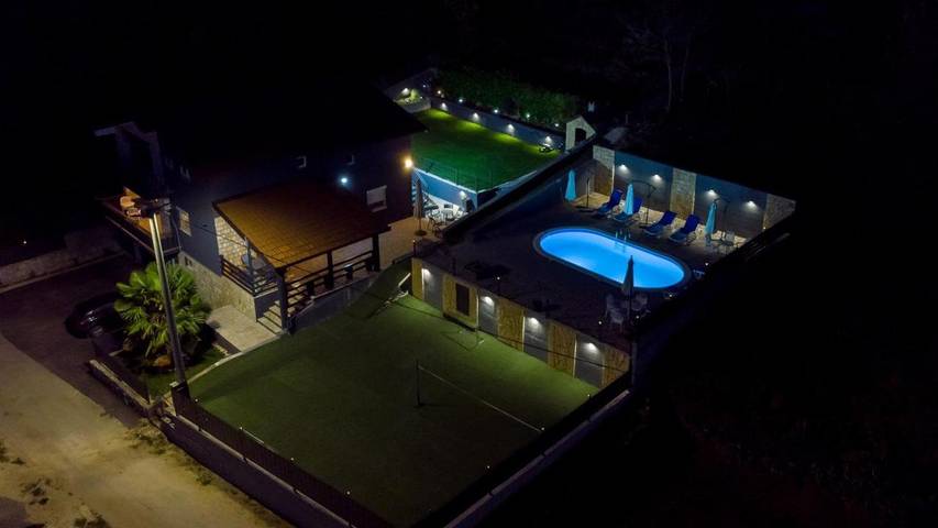 Ferienhaus für 8 Personen, mit Balkon und Terrasse sowie Garten und Pool