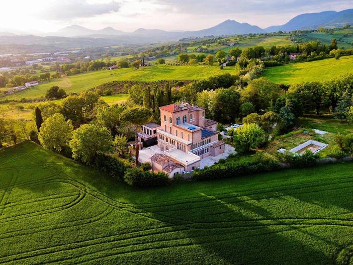 Casa vacanza per 4 persone, con Terrazza e Idromassaggio nonché Giardino e Piscina a Matelica