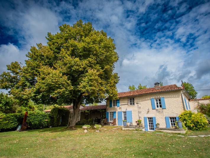 Location de vacances pour 12 personnes, avec jardin et piscine, animaux acceptés à Lusignac