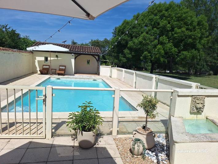 Location de vacances pour 2 personnes, avec Terrasse et Jardin ainsi que Piscine et Vue à Faux (Dordogne)