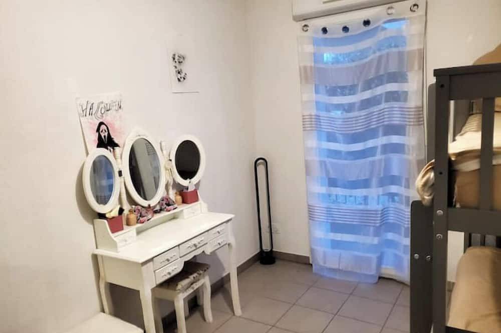 Entire apartment, Juvignac nona jacuzzi in Juvignac, Côte d'Améthyste