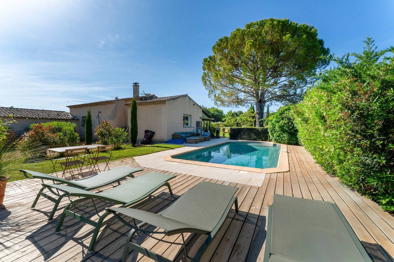 Casa vacanze "Mas Lis Amélie" con vista montagna, Wi-Fi e aria condizionata in Eygalières, Arles e dintorni