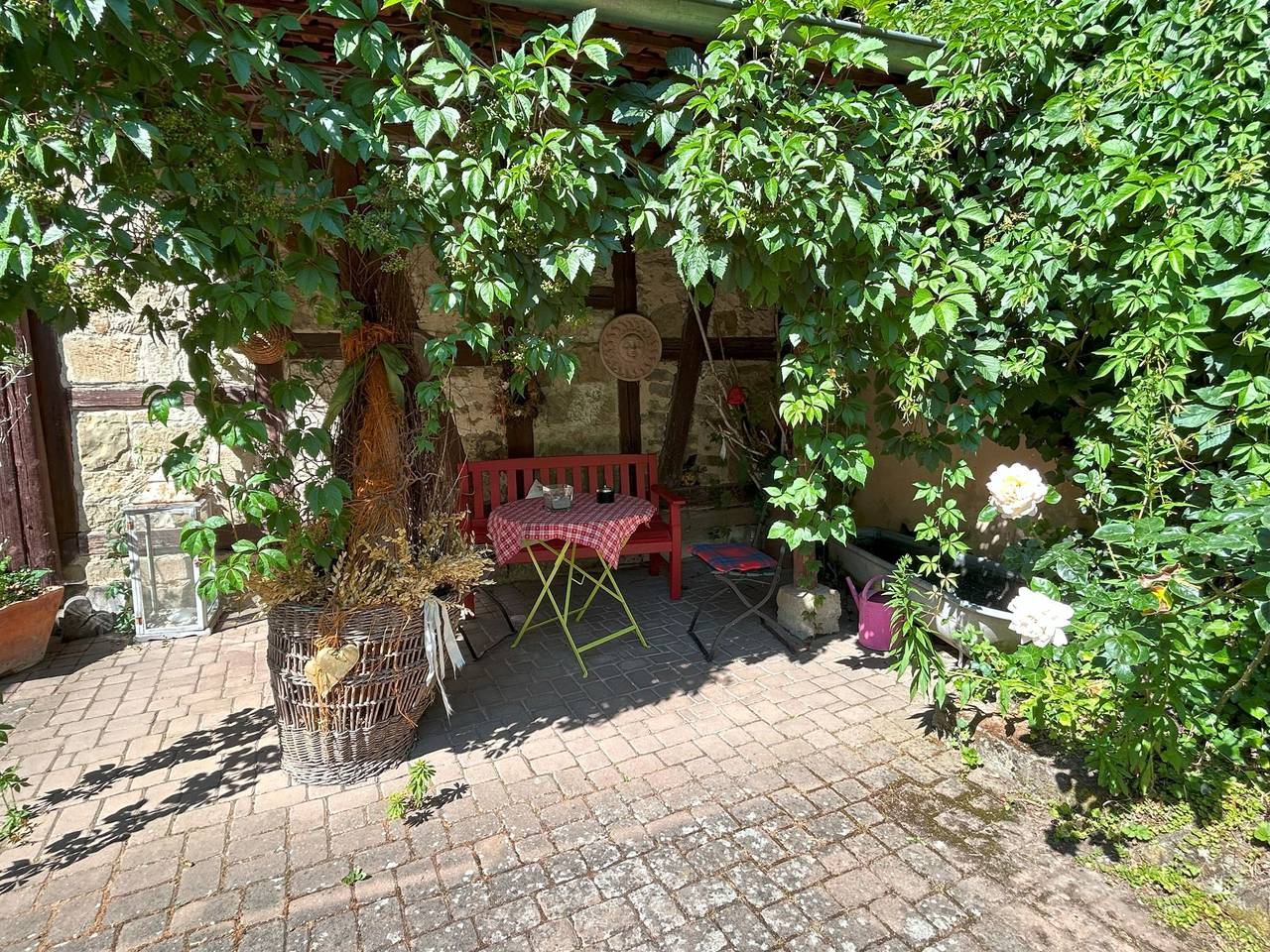Ganze Wohnung, Ferienwohnung Wohnen und Kunst - Erdgeschoßwohnung im Fachwerkhaus mit Freisitz für 4 Personen in Bad Rodach, Oberes Maintal - Coburger Land