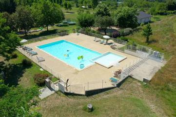 Gîte pour 5 personnes, avec terrasse ainsi que piscine et vue, animaux acceptés à Vercheny
