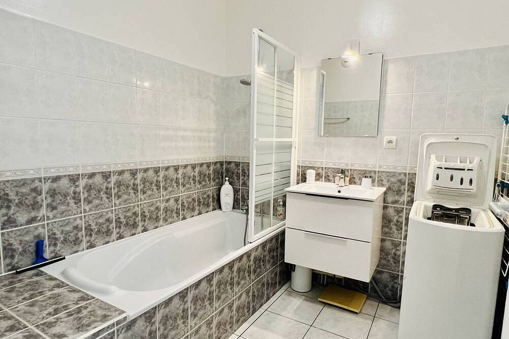 Entire apartment, T2 in Cambo-Les-Bains, balcony, private parking, near thermal baths in Cambo-les-Bains, Bayonne region