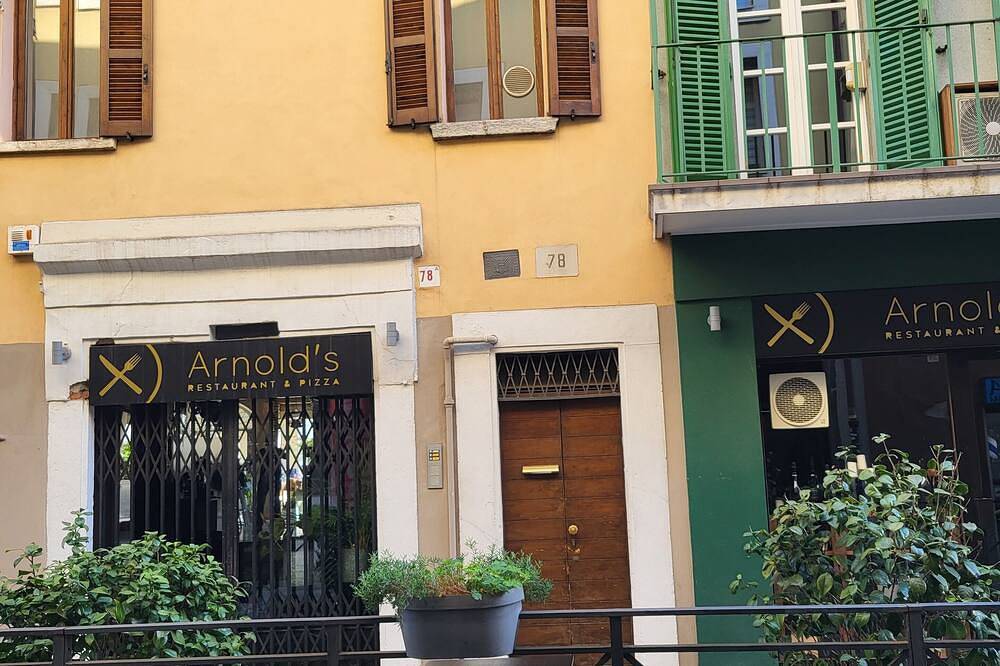 Entire apartment, 40 m2 studio in the center of Brescia, 90 m from parking, no Zcl in Brescia, Brescia Province