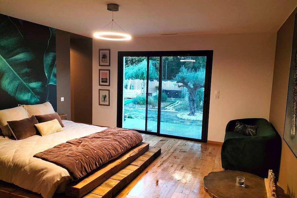 Villa in a private estate, swimming pool with beach (overflow) in Bagnols-sur-Cèze, Nimes und Umgebung