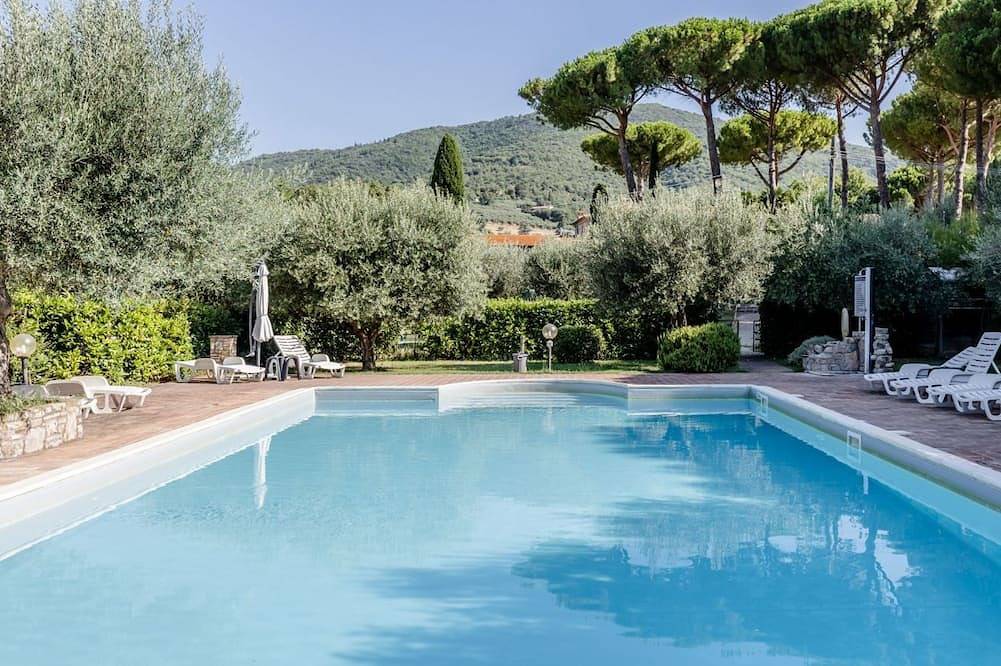 Apartamento entero, Guesthost - Cozy 50m2 apartment equipped with all comforts, ideal for two people, located on the second floor of a renovated farmhouse (stairs to access it).The accommodation is located inside a former oil mill and offers its guests many shared services: in Passignano sul Trasimeno, Lago Trasimeno
