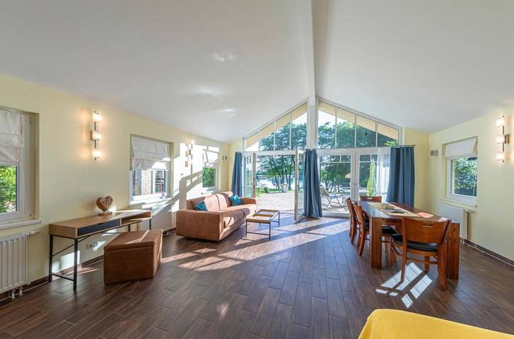 Ferienhaus für 4 Personen, mit Terrasse und Garten sowie Sauna und Seeblick
