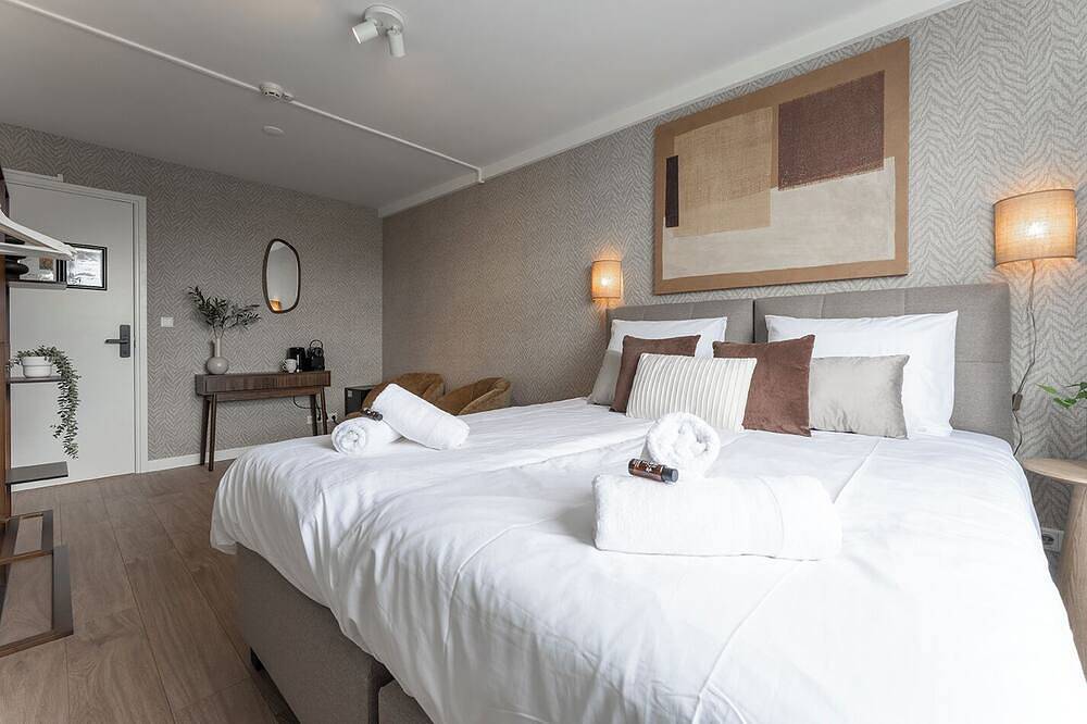 Geheel appartement, Heb je een rustige plek nodig om op te laden? Deze gezellige kamer vlakbij de Universiteit van Tilburg biedt een vredige omgeving omringd door natuur, met toegang tot een gedeelde keuken, wasfaciliteiten en gratis parkeergelegenheid in de buurt—perfe in Tilburg, Noord-Brabant