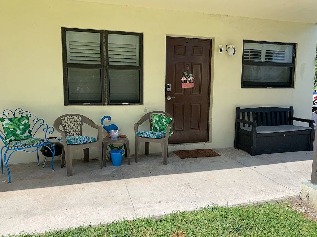 Ganze Wohnung, Flirt with the Flamingos in Beach Bliss ~Just Steps to the Sand and Ocean in Fort Pierce, Hutchinson Island