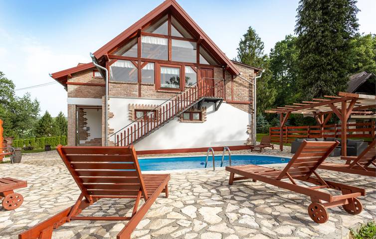 Geräumige 250 m² große Wohnung mit Pool, Terrasse und WLAN in Pozega-Slawonien