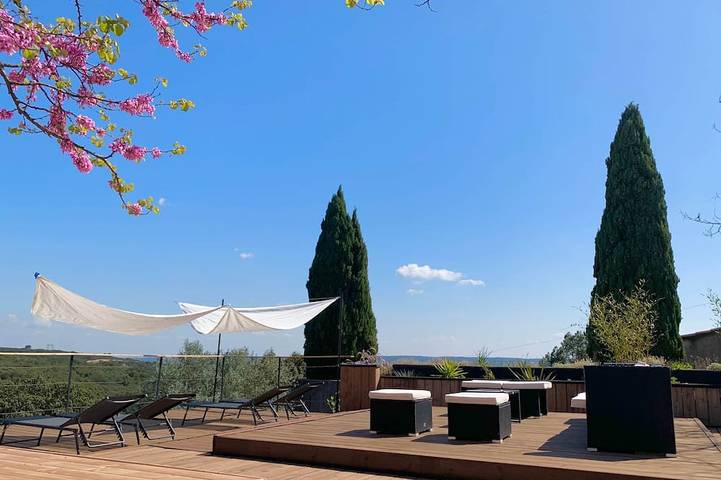 Gîte pour 2 personnes, avec terrasse ainsi que piscine et jardin, animaux acceptés à Saint-Maximin (Nimes)
