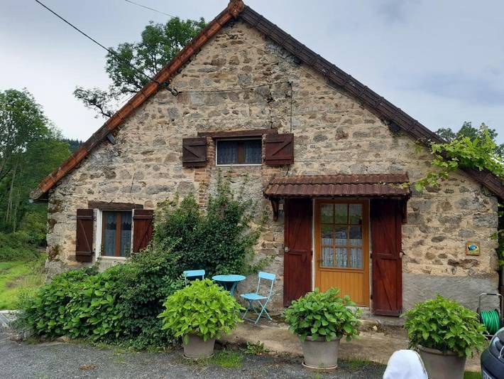 Gîte pour 3 personnes, avec terrasse à Châtel-Montagne
